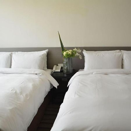 De Reve Express Hotel Chiayi City Exterior photo