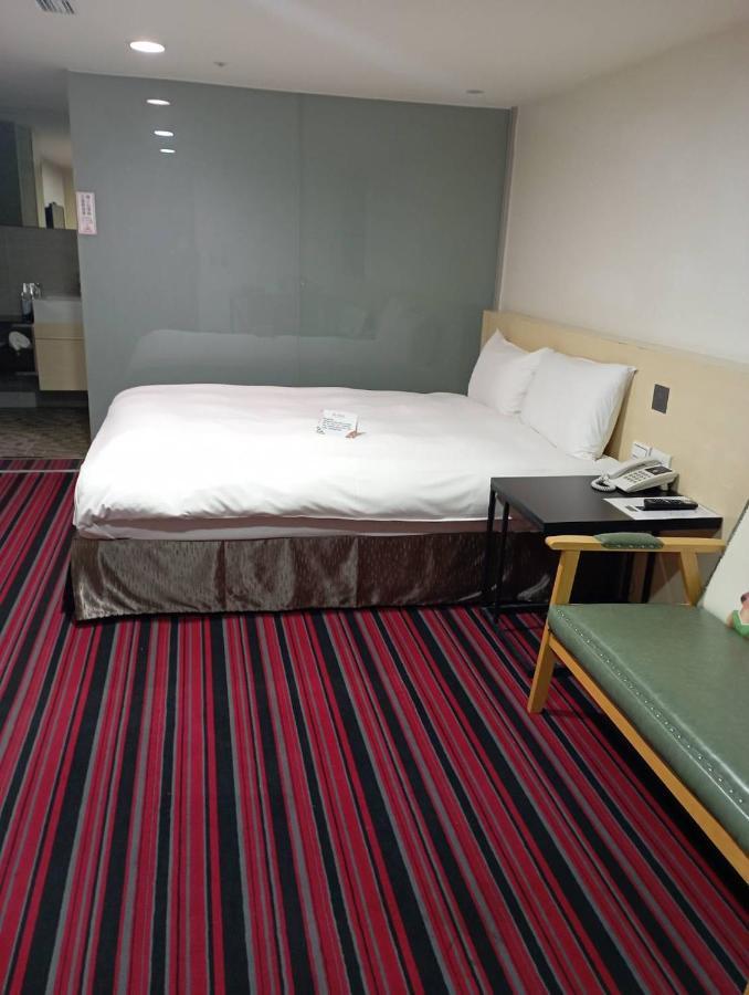 De Reve Express Hotel Chiayi City Exterior photo